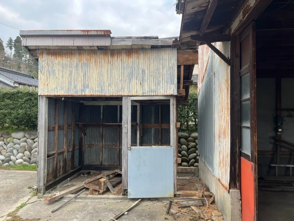 富山の株式会社エイキ　植栽と木造の解体工事　小屋解体前